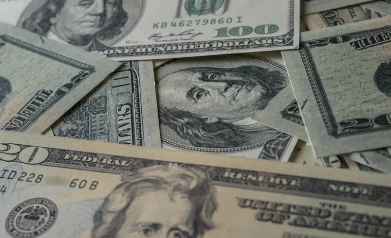 نمودار تحلیل بازار ارز ایران در سال ۱۴۰۳ و ۱۴۰۴؛ عوامل موثر بر تغییر نرخ دلار شامل شوک‌های سیاسی، شبکه‌های پرداخت و سیاست‌های بانک مرکزی