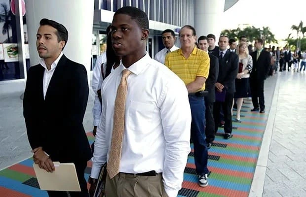 نمودار تغییرات اشتغال و نرخ بیکاری آمریکا و اثر سیاست‌های فدرال رزرو بر بازار کار