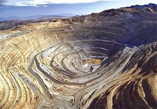 گنجینه ۸۰۰ میلیارد دلاری زیر پای ایران؛ طلای پنهان در دل کویر - تحلیل اقتصادی - چارسو اقتصاد گنجینه ۸۰۰ میلیارد دلاری زیر پای ایران؛ طلای پنهان در دل کویر - چارسو اقتصاد