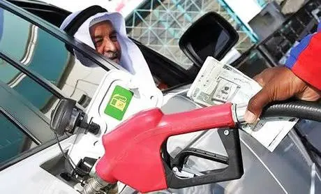 صف خودروها در پمپ بنزین امارات پیش از افزایش قیمت بنزین در اکتبر ۲۰۲۶