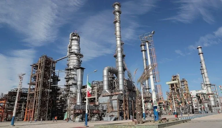شکاف ۱۰ میلیون لیتری بنزین و تقاضای ۷۷ هزار مگاواتی برق؛ چرا افزایش تولید برای حل ناترازی انرژی کافی نیست